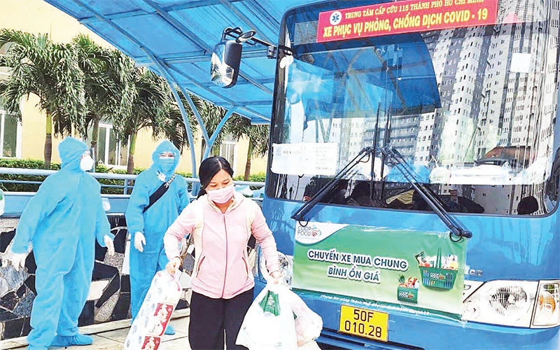 Saigon Co.op tổ chức những chuyến xe buýt để giao hàng hóa kịp thời cho người dân đã đặt mua. Ảnh: CTV