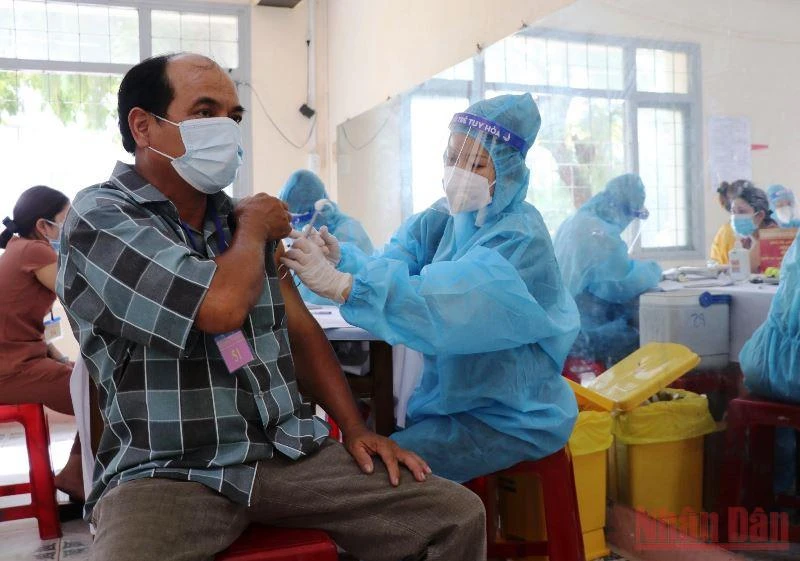 Tiêm vaccine phòng Covid-19 cho người dân tại TP Tuy Hòa.