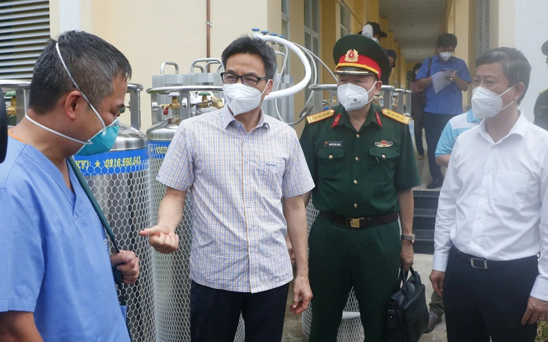 Phó Thủ tướng Vũ Đức Đam trao đổi thông tin với PGS - TS Nguyễn Lân Hiếu, Giám đốc Bệnh viện Đại học Y Hà Nội, Giám đốc Y tế Bệnh viện dã chiến Bình Dương.
