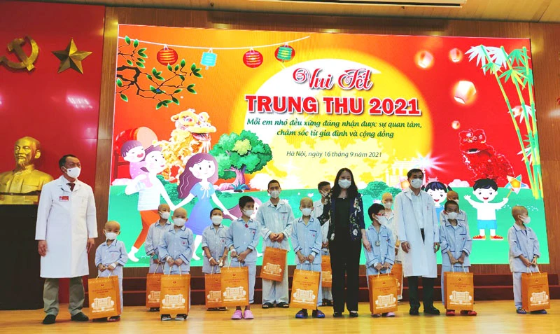 Phó Chủ tịch nước Võ Thị Ánh Xuân cùng đại diện lãnh đạo Bộ Y tế, Viện Huyết học - Truyền máu Trung ương trao quà tặng các bệnh nhi.