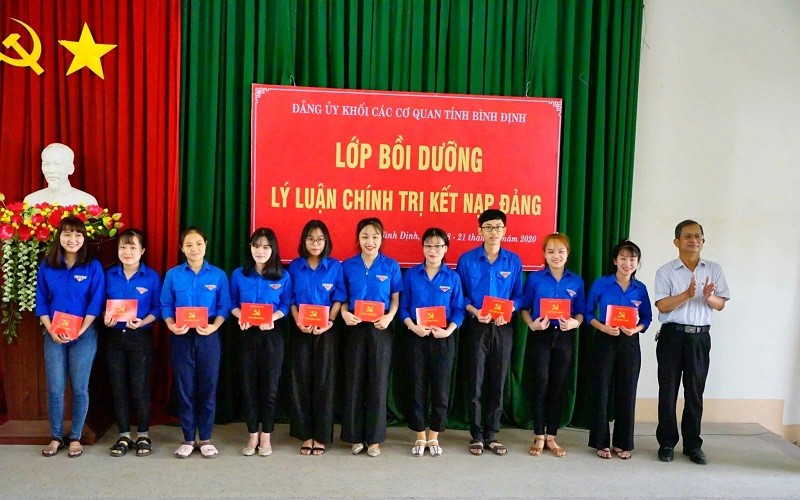 Đảng bộ trường Cao đẳng Bình Định tổ chức lớp bồi dưỡng lý luận chính trị cho Đảng viên mới.