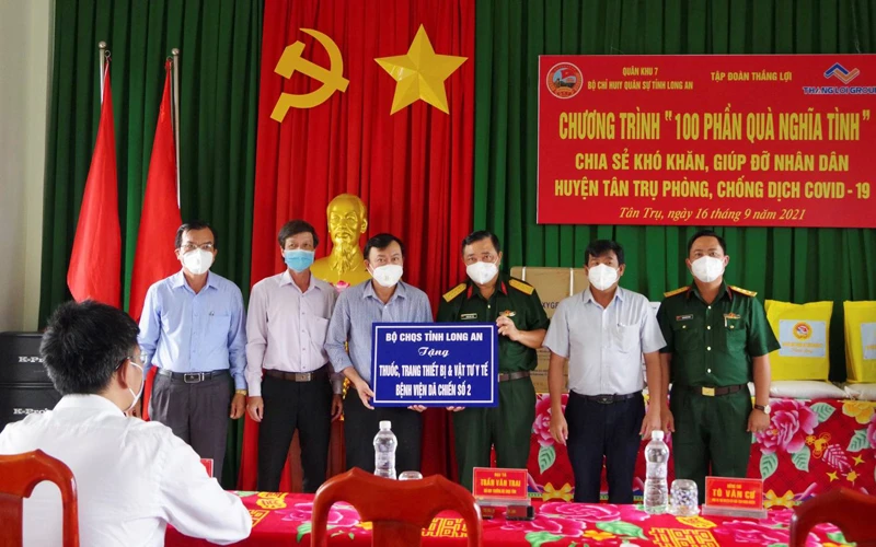 Bộ CHQS tỉnh tặng quà cho 100 hộ gia đình đặc biệt khó khăn tại huyện Tân Trụ, tỉnh Long An. 