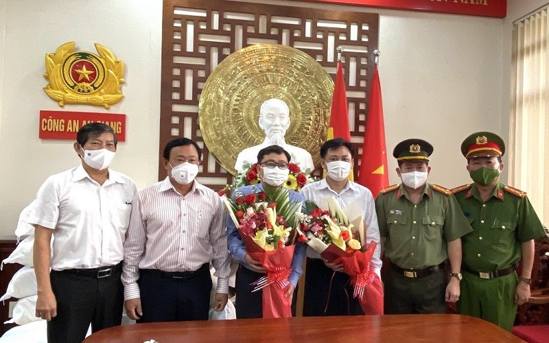 Đại diện Công an tỉnh An Giang tặng hoa cảm ơn Công ty ANGIMEX đã hỗ trợ người dân huyện An Phú.