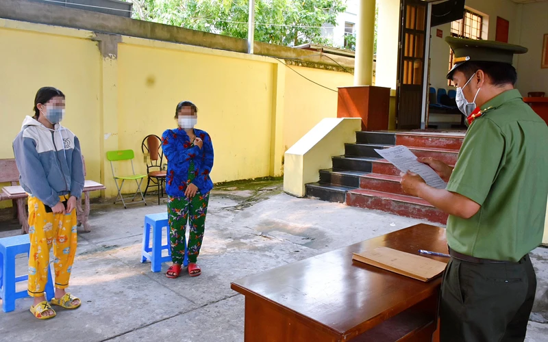 Đối tượng Dương Việt T., (bìa trái) và mẹ ruột tại buổi làm việc với Công an TP Bạc Liêu. (Ảnh Trọng Nguyễn)