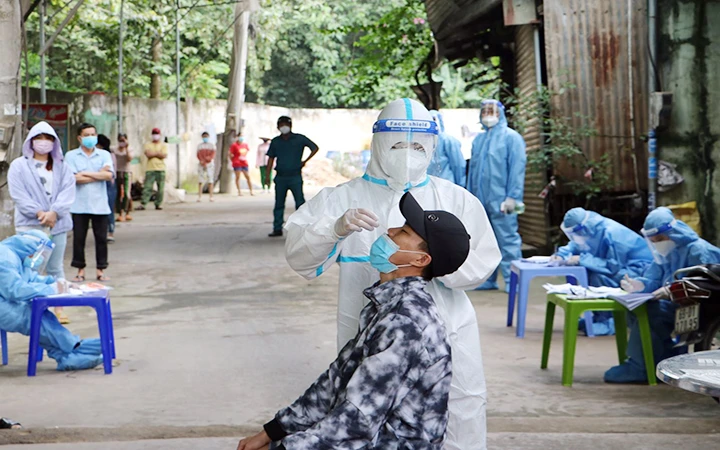 Lấy mẫu xét nghiệm Covid-19 cho người dân tại phường Tam Phước, TP Biên Hòa (Đồng Nai).