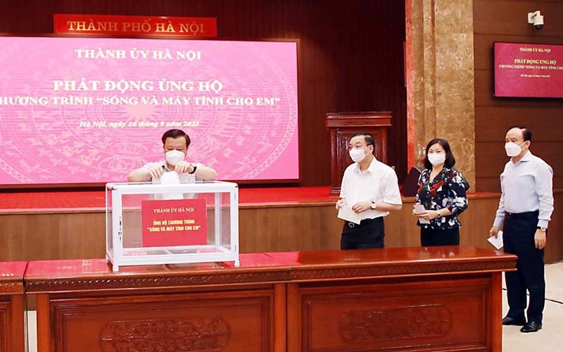 Các đồng chí lãnh đạo thành phố Hà Nội đóng góp ủng hộ chương trình “Sóng và máy tính cho em”.