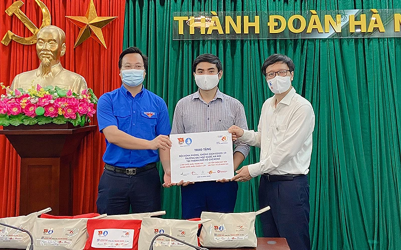 Đồng chí Trần Quang Hưng (bên trái) đại diện Thành đoàn, Hội Sinh viên TP Hà Nội tiếp nhận trang thiết bị y tế từ Quỹ SAS.