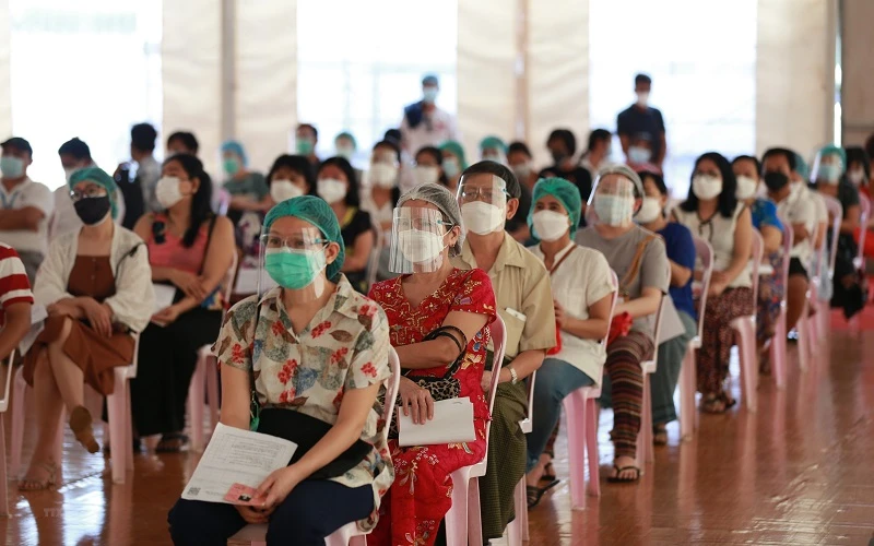 Người dân chờ tiêm vaccine ngừa Covid-19 tại Yangon, Myanmar, ngày 1/9/2021. (Ảnh: THX/TTXVN)