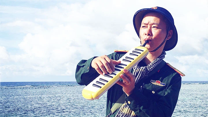 Nhạc sĩ An Hiếu trong chuyến công tác, biểu diễn tại quần đảo Trường Sa năm 2019.