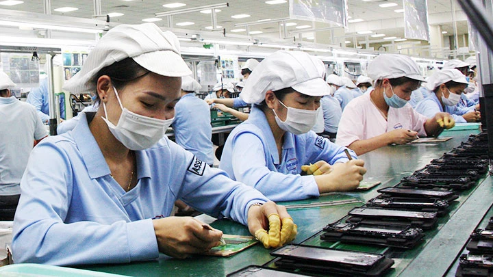 Người lao động tại Công ty TNHH Samkwang Vina, KCN Quang Châu (Bắc Giang) sau ảnh hưởng của dịch Covid-19.