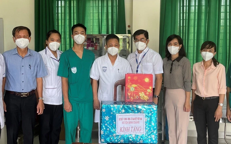 Phó Bí thư Thường trực Đảng ủy Tổng Công ty Điện lực TP Hồ Chí Minh cùng đoàn tặng quà các y bác sĩ, nhân viên Trạm y tế lưu động số 9 tại xã Quy Đức, huyện Bình Chánh.
