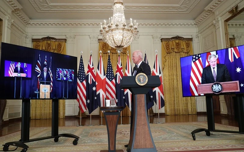 Tổng thống Biden họp trực tuyến cùng Thủ tướng Anh Johnson và Thủ tướng Australia Morrison. (Ảnh: Reuters/TTXVN)