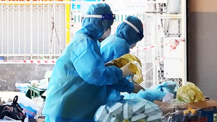 Đoàn y, bác sĩ tỉnh Lâm Đồng hỗ trợ mang cơm cho các ca F0 tại Bệnh viện dã chiến số 1.