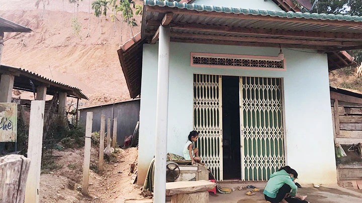 Nhà bà Đinh Thị Thảo bị hư hỏng nặng do đất, đá trên núi đổ xuống.