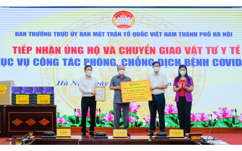 Đại diện Tập đoàn T&T Group trao tặng 1 triệu bộ kit xét nghiệm PCR cho đại diện Sở Y tế thành phố Hà Nội và UB MTTQ Việt Nam thành phố Hà Nội.