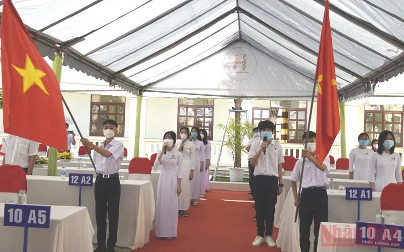 Học sinh Trường Trung học phổ thông Thiên Hộ Dương chào cờ khai giảng năm học mới.