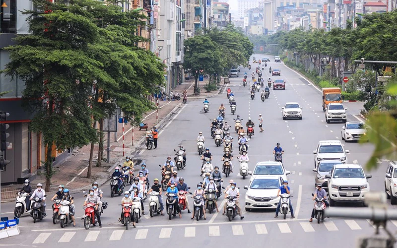 Giao thông ở Hà Nội nhộn nhịp trở lại sau khi dỡ bỏ chốt kiểm soát. (Ảnh: Minh Sơn/Vietnam+)