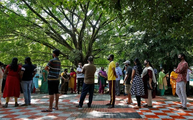 Người dân Ấn Độ xếp hàng chờ tiêm vaccine ngừa Covid-19 ở Kochi, bang Kerala, ngày 7/9/2021. (Ảnh: Reuters)