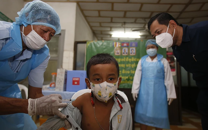 Nhi đồng Campuchia được tiêm vaccine ngừa Covid-19. (Ảnh: Fresh News)