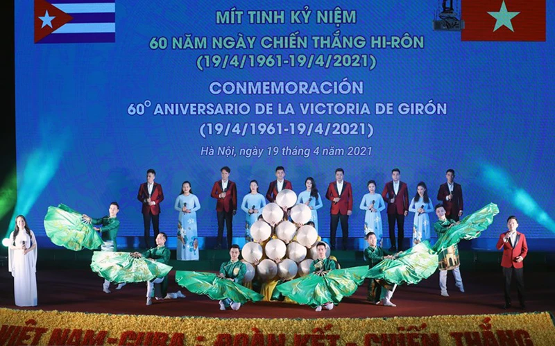 Tiết mục văn nghệ trong lễ kỷ niệm 60 năm chiến thắng Girón của Cuba. Ảnh TTXVN 
