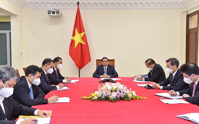 Thủ tướng Phạm Minh Chính điện đàm với Thủ tướng Áo. Ảnh: NHẬT BẮC 