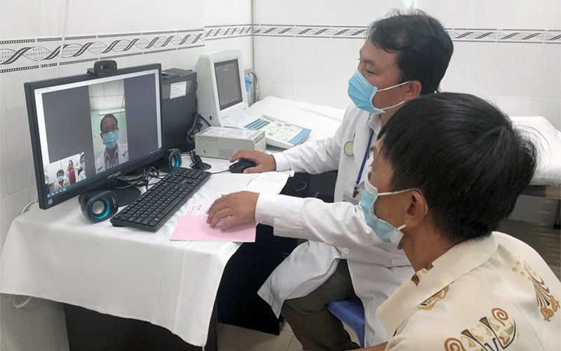 Trạm y tế xã Vĩnh Lộc A, huyện Bình Chánh (TP Hồ Chí Minh) sử dụng "apps hội chẩn" để được tư vấn chuyên môn từ bác sĩ chuyên khoa của Bệnh viện Nguyễn Tri Phương. Ảnh: THANH TÙNG 