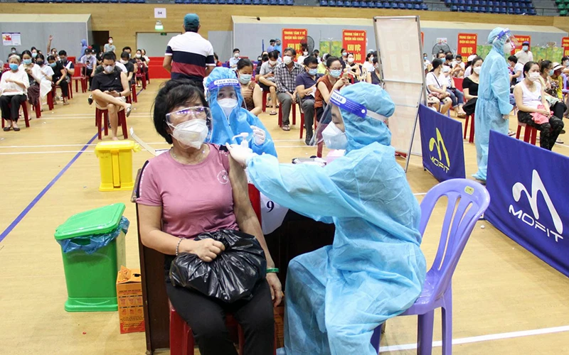 Trung tâm Y tế quận Hải Châu (Ðà Nẵng) tiêm vắc-xin cho hơn 5.000 người dân trong ngày 15/9. 