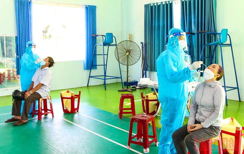 Xét nghiệm Covid-19 miễn phí cho người dân xã Nghĩa Phú, vùng nguy cơ lây nhiễm cao trong cộng đồng trên địa bàn TP Quảng Ngãi. 