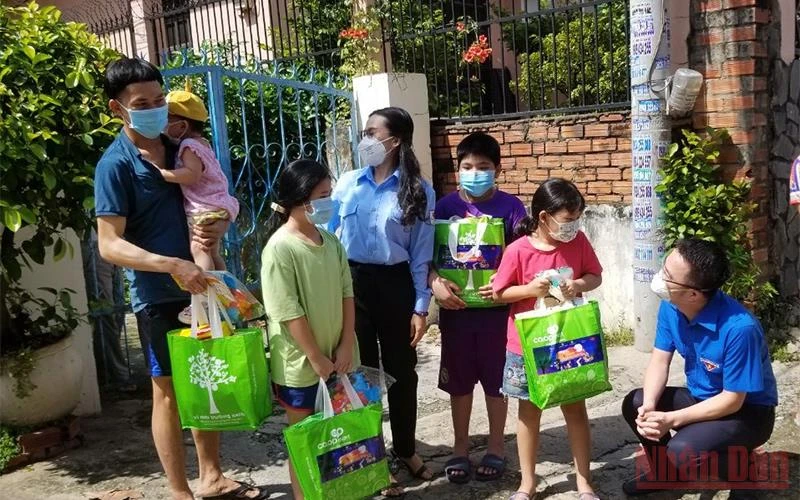 Thành đoàn TP Hồ Chí Minh thăm và tặng quà trẻ em bị ảnh hưởng Covid tại TP Thủ Đức.