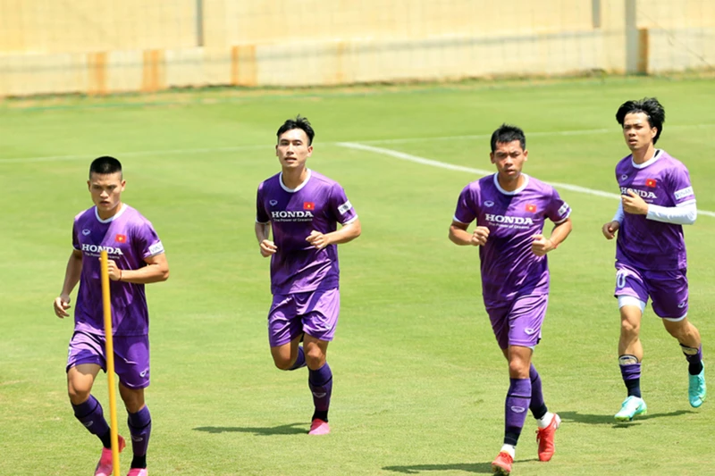 Các tuyển thủ tập trung cho hai trận đấu tới gặp Trung Quốc và Oman. 