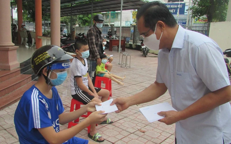 Bí thư Tỉnh ủy Long An Nguyễn Văn Được trao quà trung thu cho trẻ em có hoàn cảnh đặc biệt khó khăn tại huyện Bến Lức.