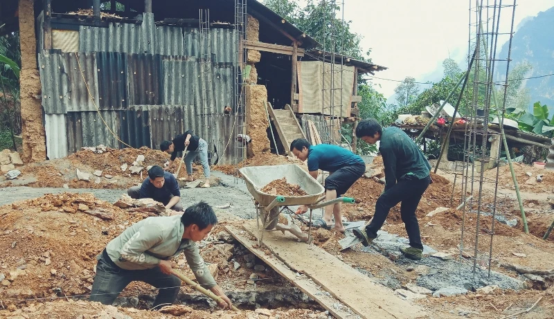 Người dân xã Chí Cà, Xín Mần, hỗ trợ làm nhà cho cựu chiến binh Vàng Kháy Phà, thôn Chí Cà Hạ.