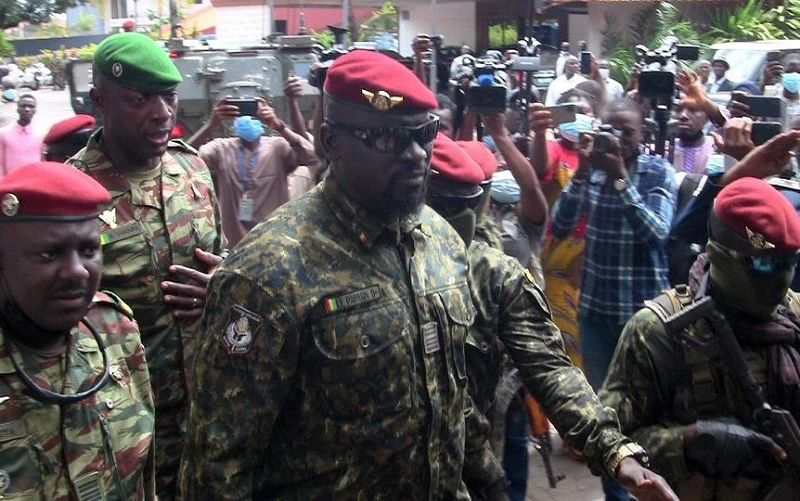 Mamady Doumbouya, chỉ huy của lực lượng đảo chính đã lật đổ Tổng thống Alpha Conde, sau cuộc họp với các đặc phái viên của ECOWAS tại Conakry, Guinea, ngày 10/9/2021. (Ảnh: Reuters)
