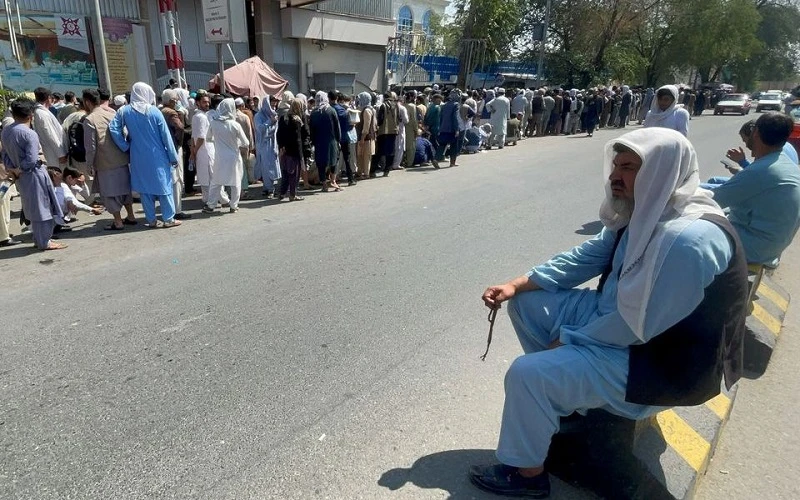 Người dân Afghanistan xếp hàng chờ rút tiền tại ngân hàng sau khi Taliban tiếp quản thủ đô Kabul, ngày 1/9/2021. (Ảnh: Reuters)