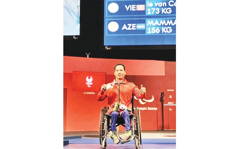 Lực sĩ Lê Văn Công với tấm HCB Paralympic 2020. Ảnh | TCTDTT