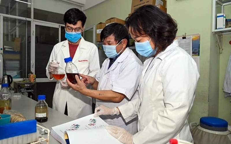 Các nhà khoa học Việt Nam nghiên cứu thuốc điều trị Covid-19 từ thảo dược. Ảnh: VAST 