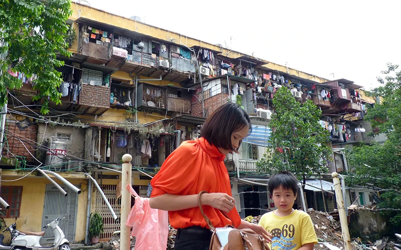 Hà Nội có nhiều chung cư cũ, xuống cấp, gây nguy hiểm đến cuộc sống của người dân (ảnh chụp trước ngày 27/4/2021).