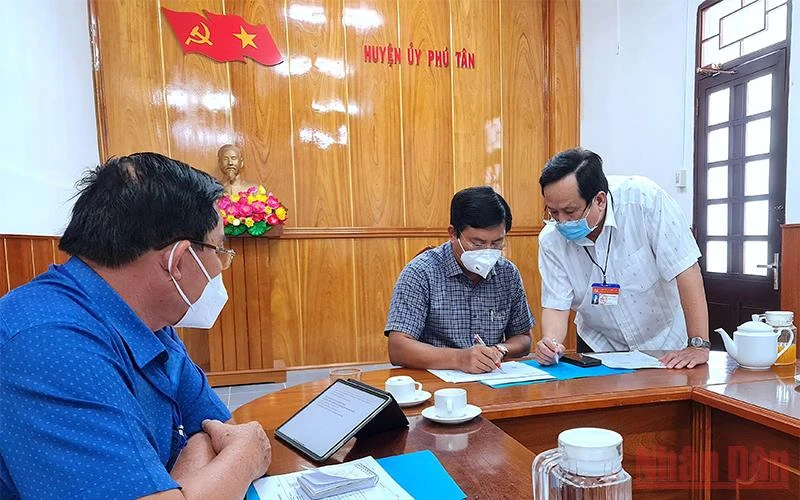 Bí thư Tỉnh ủy Cà Mau (áo sọc) kiểm tra rà soát dân số để xét nghiệm nhanh cộng đồng ở huyện Phú Tân vào chiều 17/9.
