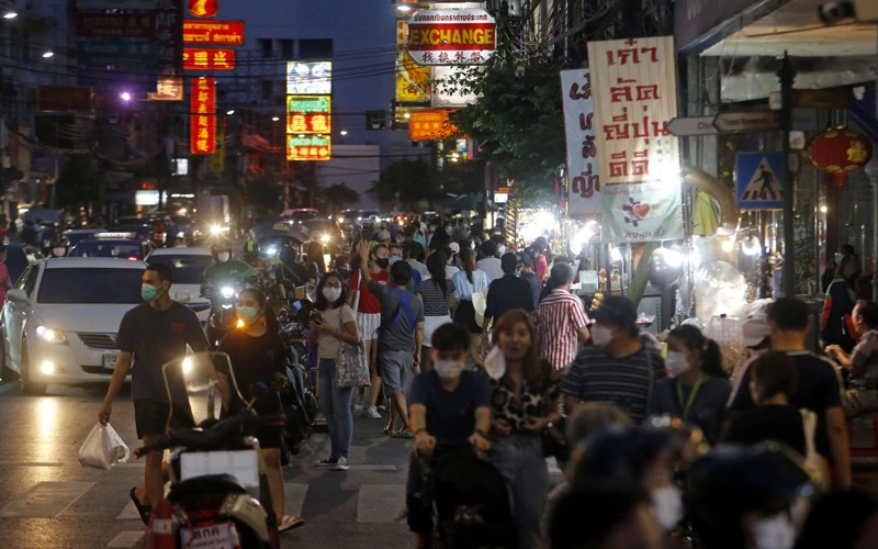 Cảnh nhộn nhịp tại trung tâm Bangkok sau khi chính quyền nới lỏng các biện pháp hạn chế ngày 1/9. (Ảnh: Bưu điện Bangkok)