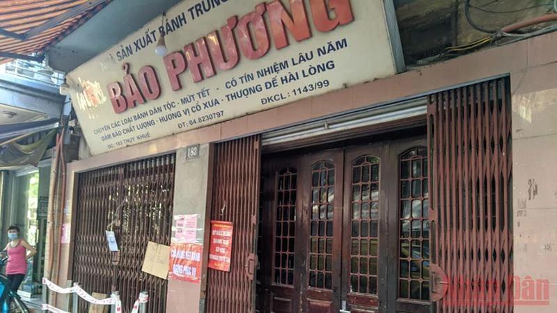Một cửa hàng bán bánh Trung thu trên phố Thuỵ Khuê (quận Tây Hồ, Hà Nội) đóng cửa, dừng bán hàng, chiều 18/9. (Ảnh: NGUYỆT ÁNH)