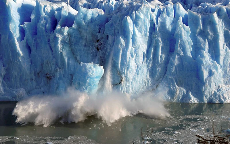 Những mảnh băng vỡ ra từ sông băng Perito Moreno ở miền nam Argentina. (Ảnh: Reuters)