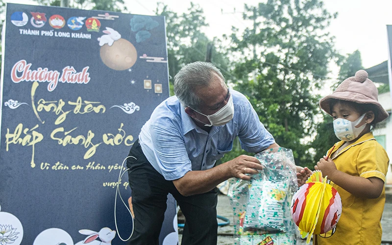 Trao quà Trung thu cho trẻ em ở phường Bảo Vinh, TP Long Khánh, Đồng Nai ngày 17/9.