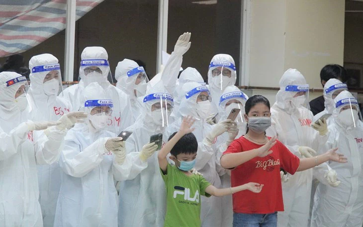 Bệnh nhi cùng vui hát với đội ngũ y bác sĩ cùng hòa chung tiếng hát vui Tết Trung thu tại Bệnh viện Dã chiến thu dung và điều trị số 1 TP Hồ Chí Minh.