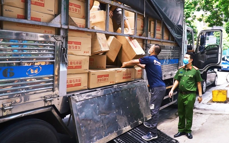 Xe tải chở bánh trung thu nhập lậu được Công an Hà Nội phát hiện.