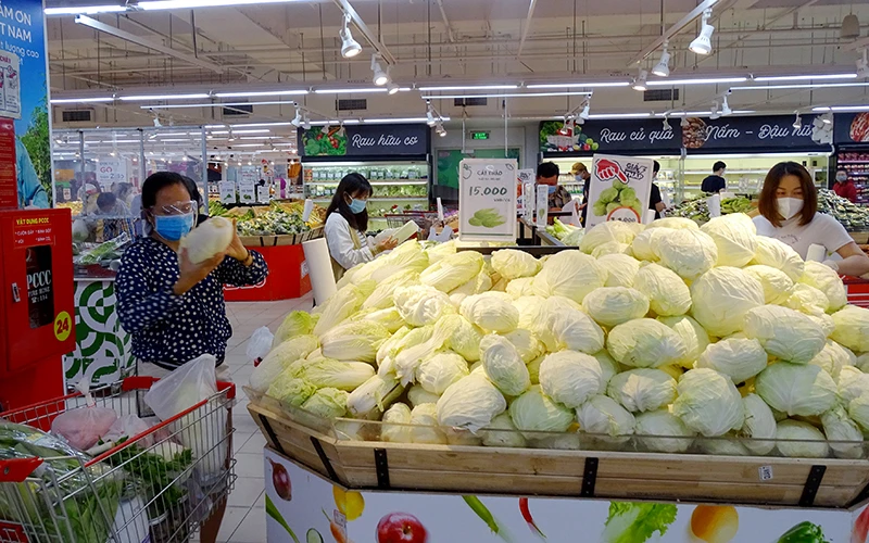 Người dân phường Tân Phú, quận 7 (TP Hồ Chí Minh) đi siêu thị trở lại sau thời gian dài giãn cách xã hội. Ảnh: NGUYỄN YÊN