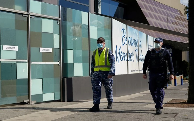 Nhân viên của Lực lượng phòng vệ Australia và Cảnh sát New South Wales tuần tra tại khu vực ngoại ô Bankstown, Sydney, ngày 3/8. (Ảnh: Reuters)
