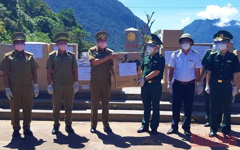 Bộ đội biên phòng Quảng Bình tặng trang thiết bị y tế phòng dịch cho lực lượng chức năng tỉnh Khăm Muộn (Lào).