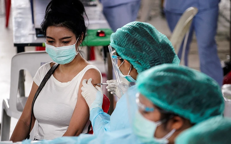 Tiêm vắc-xin phòng Covid-19 cho người dân Thái Lan. Ảnh REUTERS