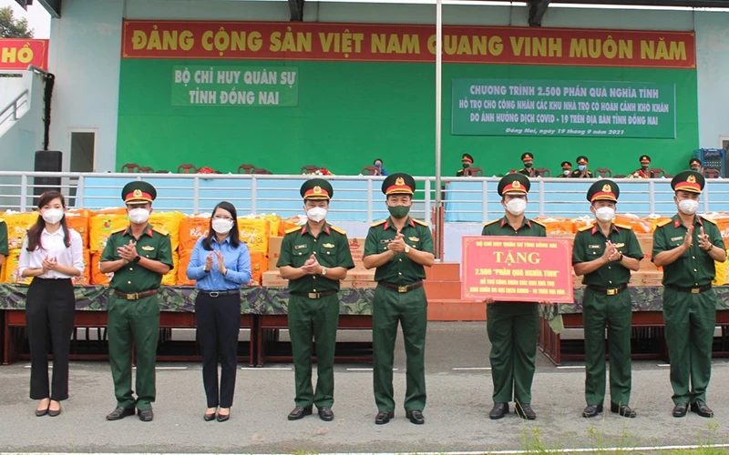 Bộ Chỉ huy quân sự tỉnh Đồng Nai trao bảng tượng trưng 2.500 phần quà tặng công nhân ở trọ cho các đơn vị.