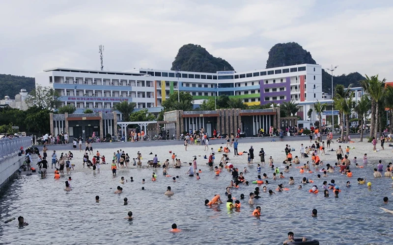 Bãi tắm Hòn Gai TP Hạ Long, tỉnh Quảng Ninh.